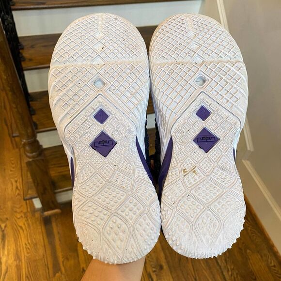 Nike Lebron Sz 5.5Y XVII GS Basketball Shoes Lakers Black CW2760-004 Youth - Picture 6 of 10